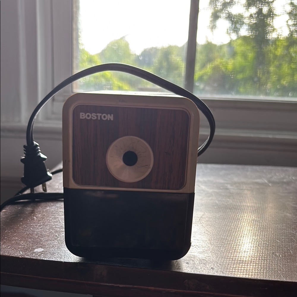 Retro-Style Black and Brown Portable Speaker with Vintage Design